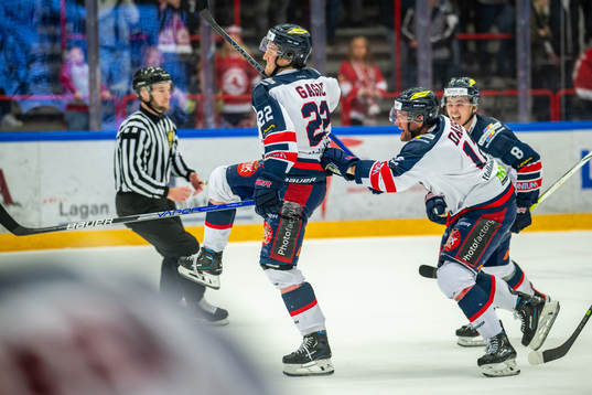 Halmstads Victor Gagic och Robin Dahse jublar