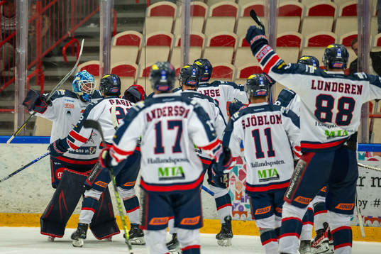 Halmstads målvakt Jacob Crespin och Victor Gagic  jublar