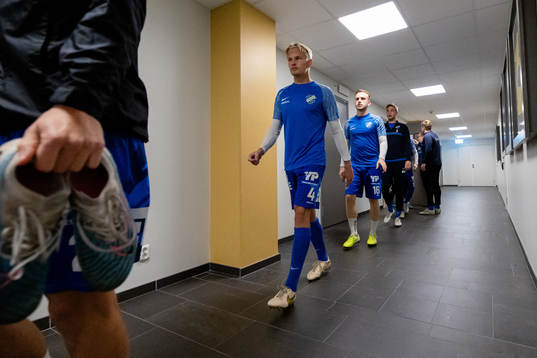 Oddevolds spelare på väg in till uppvärmningen