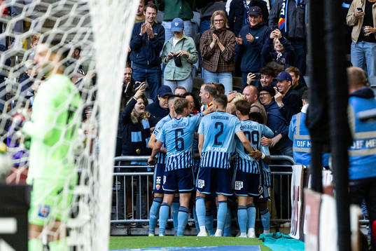 Djurgårdens Lucas Bergvall jublar med lagkamrater efter 1-0