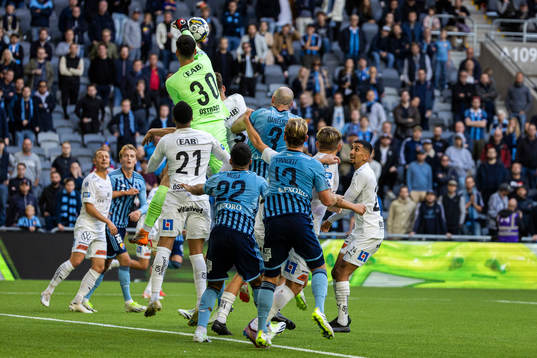 Halmstads målvakt Marko Johansson gör en räddning