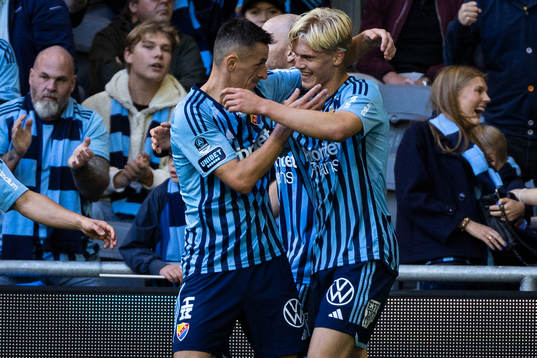 Djurgårdens Haris Radetinac jublar 1-0 målet med Lucas Bergvall