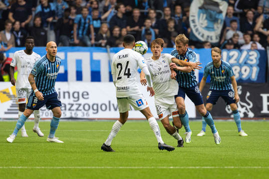 Halmstads Kazper Karlsson och Djurgårdens Rasmus Schuller
