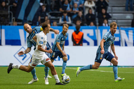 Halmstads Kazper Karlsson mot Djurgårdens Magnus Eriksson