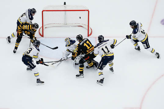 Skellefteås Max Lindholm gör 1-0 på HV71s målvakt Joni
