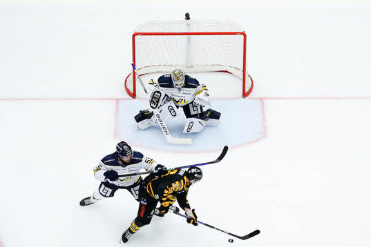 HV71s Mikael Seppälä och målvakt Joni Ortio