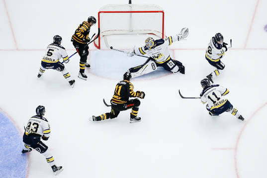 HV71s målvakt Joni Ortio räddar ett skott från