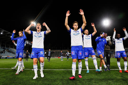 IFK Norrköpings spelare med Marco Lund Nielsen och Anton Eriksson jublar