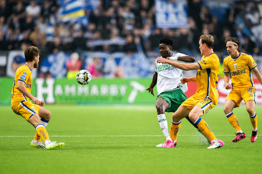 Hammarbys Nathaniel Adjei samt IFK Göteborgs Arbnor