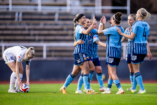 Djurgårdens Lova Lundin, Tilde Lindwall, Hayley Dowd , Nellie Lilja och Sanna Kullberg jublar efter 4-0
