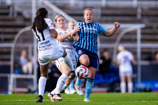 uDjurgårdens Therese Åsland i kamp med Kalmars Alva Hallengren och Ronya Halleen nder fotbollsmatchen i Damallsvenskan mellan Djurgården och Kalmar den 1 oktober 2023 i Stockholm. 