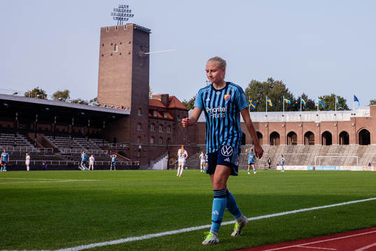 Djurgårdens Stinalisa Johansson lämnar planen efter att ha blivit utbytt