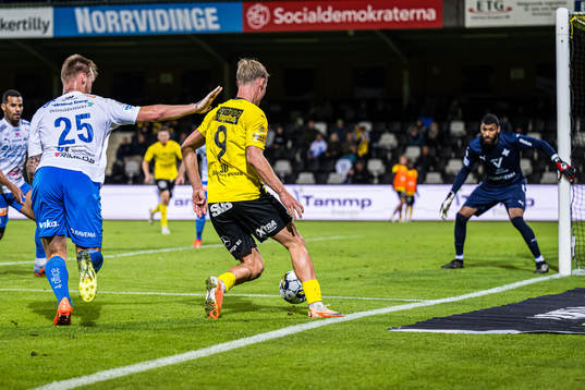 Värnamos Victor Eriksson och Mjällbys Max Fenger