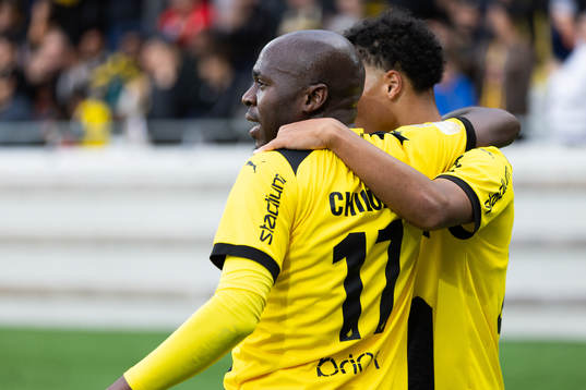 Häckens Edward Chilufya och Momodou Lamin Sonko jublar efter 1-0