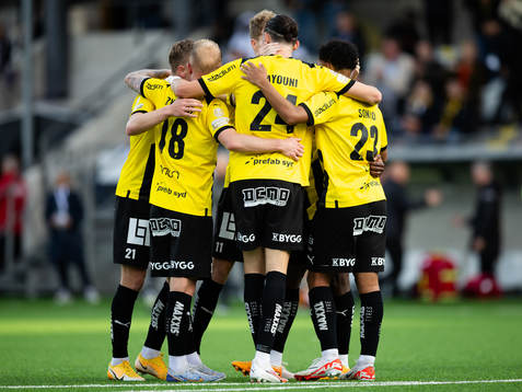 Häckens Edward Chilufya jublar ihop med lagkamrater efter 2-0