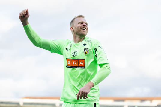 Häckens målvakt Peter Abrahamsson jublar