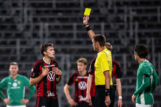 Östersunds Jakob Johnsson får en varning