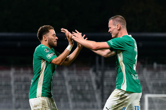 Jönköpings Södras Malkolm Moenza och Alexander Berntsson jublar efter 1-1