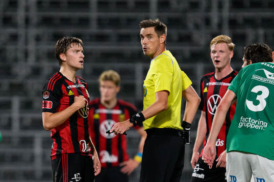 Östersunds Jakob Johnsson och Domare Magnus Lindgren