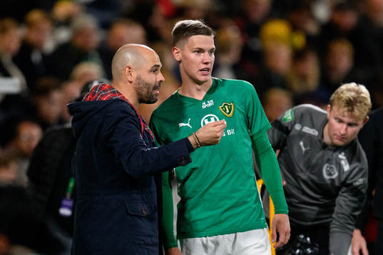 Jönköpings Södras tränare Oscar Garcia pratar med