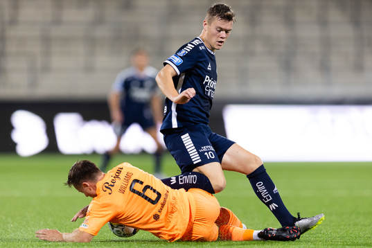 AFC Eskilstunas Ryan Williams och Utsiktens Albin Skoglund