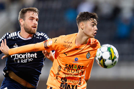Utsiktens Erik Gunnarsson och AFC Eskilstunas Theodor