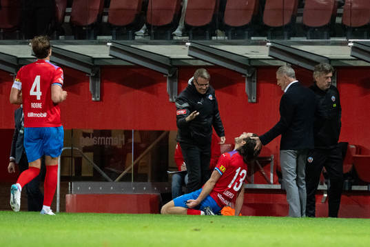 Helsingborgs Wilhelm Loeper jublar efter 3-0 tillsammans med assisterande tränare Hans Eklund och tränare Stuart Baxter
