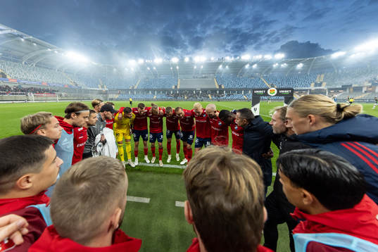 Östers spelare samlas i en ring