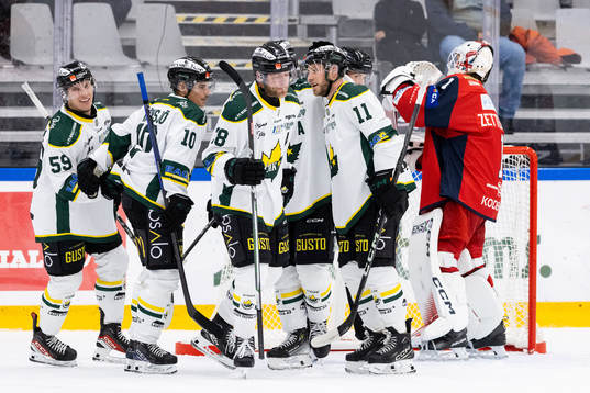 Östersunds Viktor Granholm jublar med lagkamrater