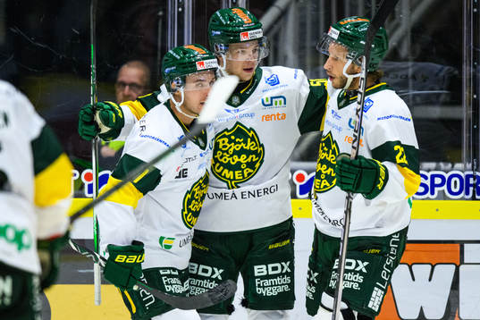 Björklövens Kim Johansson jublar med lagkamrater