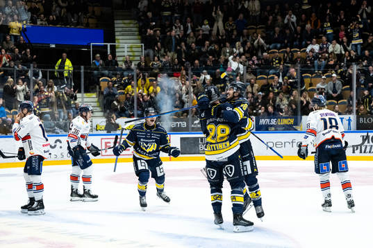HV71s Fredrik Forsberg jublar