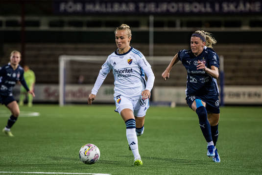 Djurgårdens Tove Almqvist och FC Rosengårds Olivia Schough