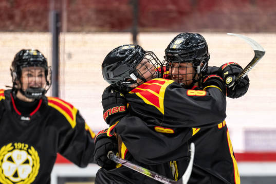 Brynäs Stella Lindell jublar med Stina Sandberg