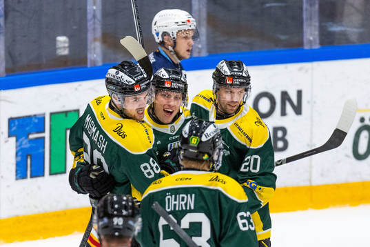 Östersunds Viktor Granholm jublar med lagkamrater