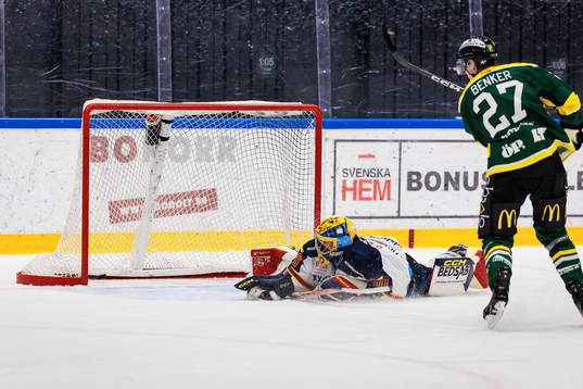 Östersunds Sebastian Benker gör 2-0 bakom Djurgårdens