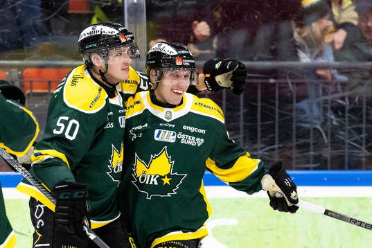 Östersunds Viktor Granholm jublar med Georgs Golovkovs