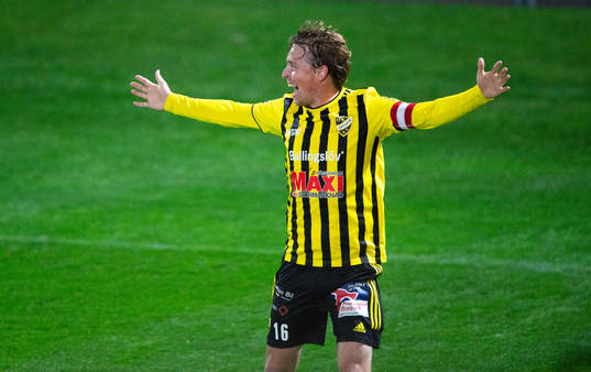 IFK Hässleholms Robin Strömberg har gjort 0-1 och jublar i matchen i div. 2 mellan IFK Hässleholm och Hässleholms IF i Hässleholm 6 oktober 2023.