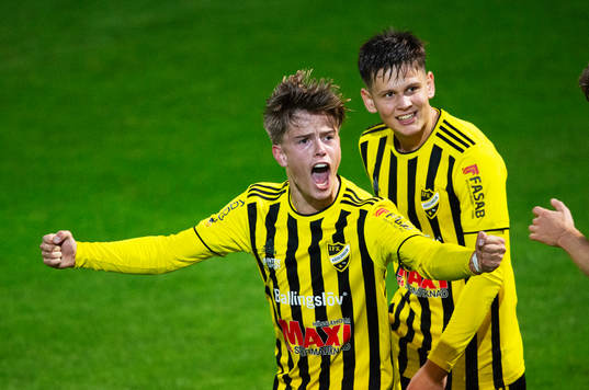 IFK Hässleholms Jussi Tikkanen och Viktor Ahlgren (båda födda 2005) jublar i matchen i div. 2 mellan IFK Hässleholm och Hässleholms IF i Hässleholm 6 oktober 2023.