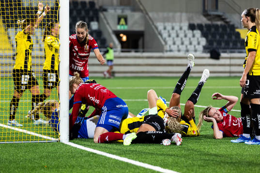 Vittsjös spelare jublar efter att målvakt Elaine Margret Burdett gjort 1-1