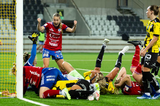 Vittsjös  målvakt Elaine Margret Burdett jublar efter 1-1 på hörna