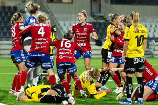 Vittsjös  målvakt Elaine Margret Burdett jublar med lagkamrater efter 1-1 på hörna