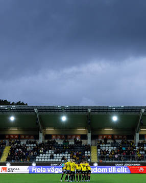 Häckens spelare samlade innan fotbollsmatchen i Damallsvenskan mellan Häcken och Vittsjö den 6 oktober 2023 i Göteborg. 