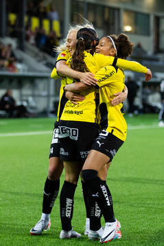 Häckens Rusul Rosa Kafaji jublar ihop med Molly Johansson och Felicia Schröder efter 1-0