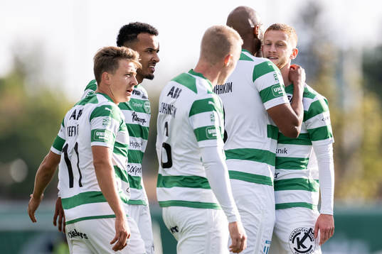 Västerås SKs Jabir Abdihakim Ali jublar med Simon Gefvert, Alex Douglas, Simon Johansson och Daniel Ask efter 1-0