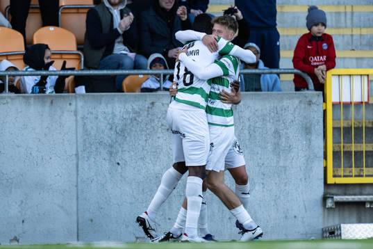 Västerås SKs Patric Åslund jublar med Frederic Nsabiyumva efter 2-0
