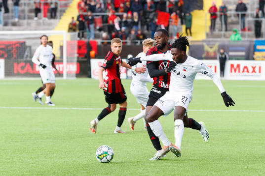 Östersunds Mansour Sinyan och Helsingborgs Benjamin Acquah
