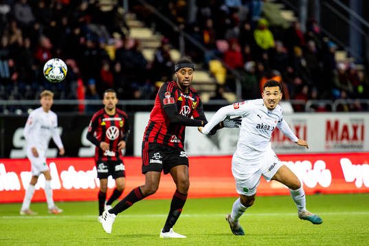 Östersunds Theodore Rask i kamp med Helsingborgs Lucas Lima