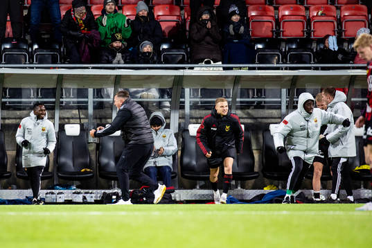 Östersunds tränare Magnus Powell jublar