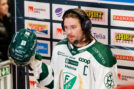 Färjestads Linus Johansson blir intervjuad