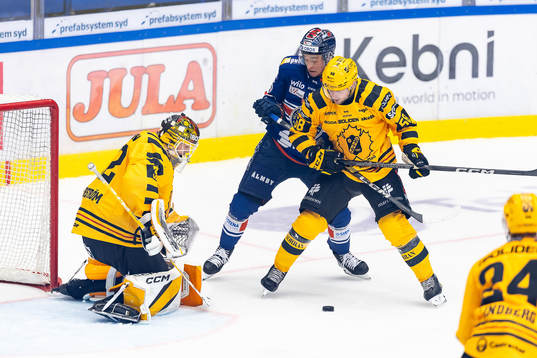 Växjös Noah Östlund mellan Skellefteås målvakt Linus